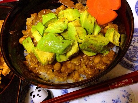 トロトロもったり～アボカド納豆キーマカレー丼